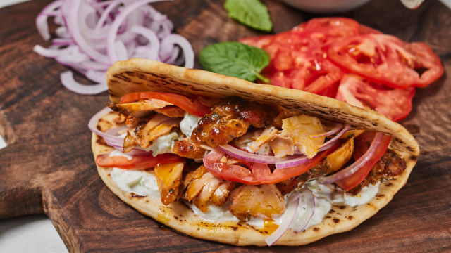 Pileći ražnjići u lepinji sa cacikijem