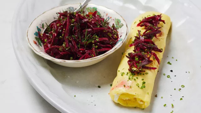 Omlet od dimljenog lososa sa kozjim sirom i ajvarom od cvekle