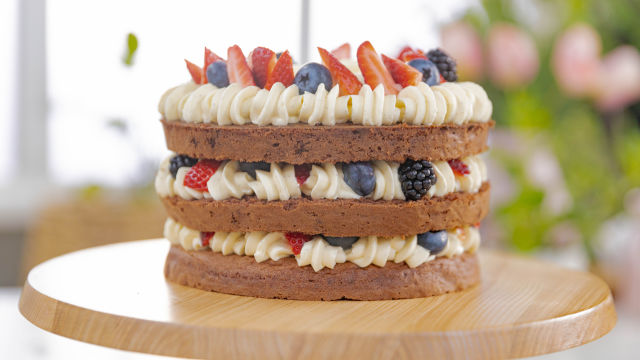 Slojevita čokoladna torta sa bobicama