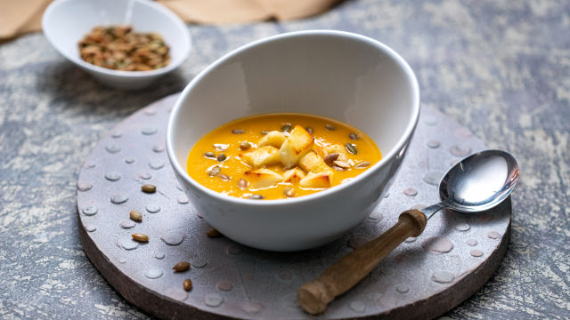 Čorba od bundeve sa pečenim halumi sirom