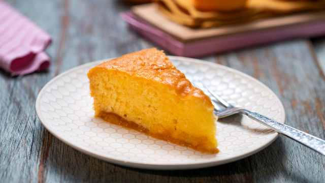 Biskvit torta od narandže sa kompotom od kajsija