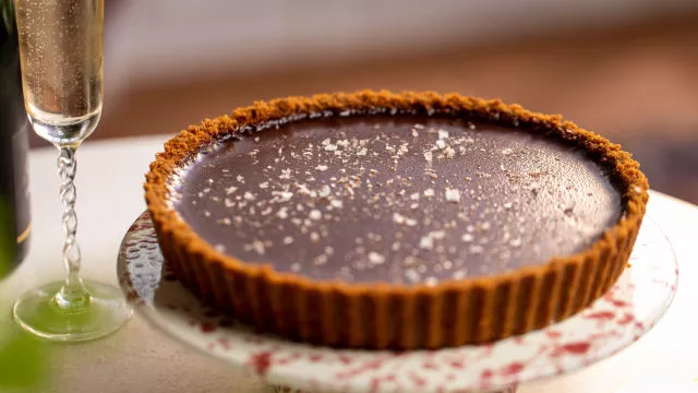 Tart od slane čokolade sa kiselom pavlakom