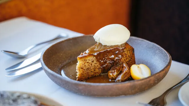 “Puding” torta od datula sa sosom “butterscotch”