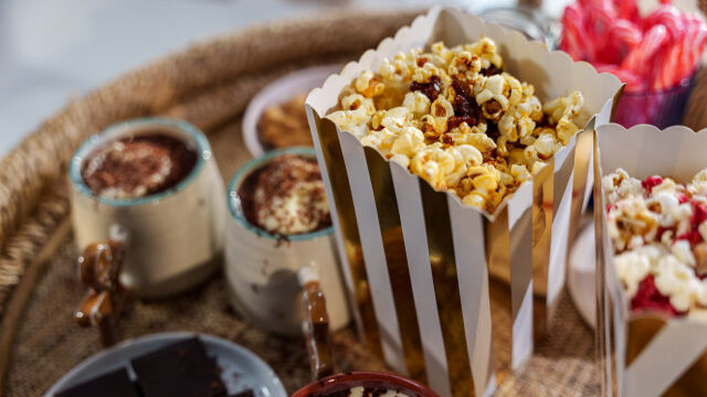 Ljutkaste bafalo kokice i bela čokolada i kokice sa malinama