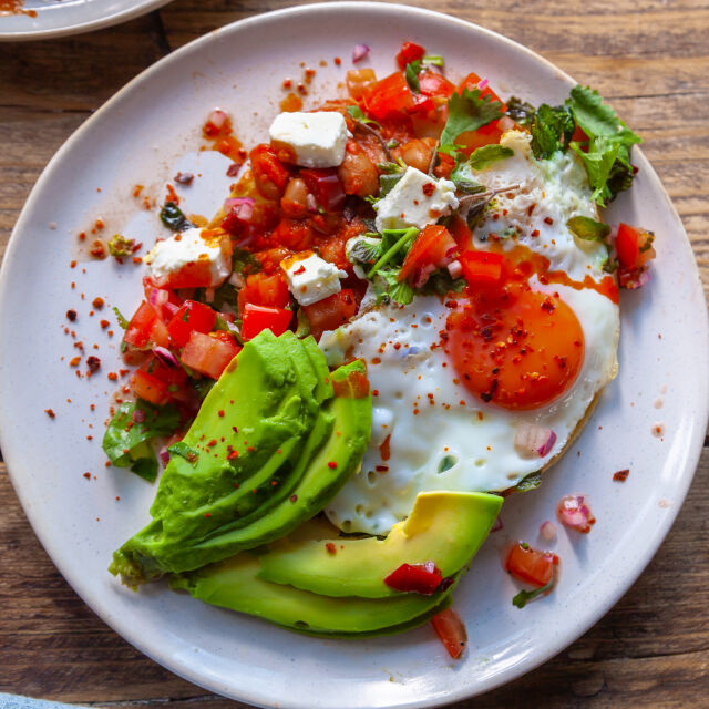 Sveži "huevos rancheros" sa "pico de gallo" salsom
