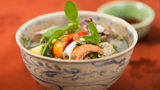 Čorba od morskih plodova sa ukiseljenim bambusom i tamarindom