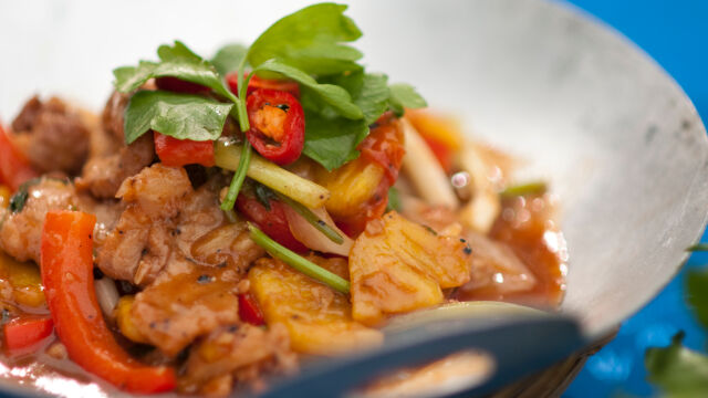 Prženi svinjski vrat sa ananasom i povrćem