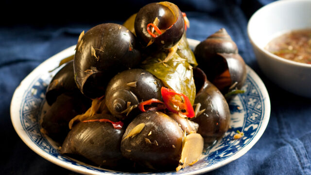 "Ninh binh" puževi kuvani u limunskoj travi i čiliju