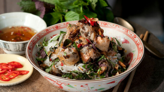 Hanojski hrskavi paketići sa salatom