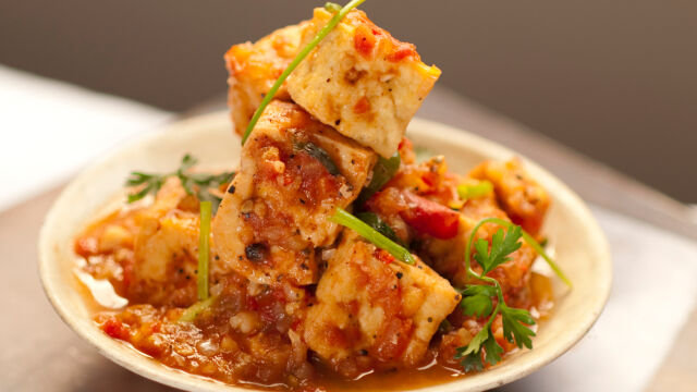 Hrskavi tofu kuvan u sosu od paradajza i bibera
