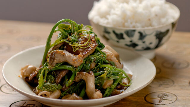 Divlje šitake i list meksičke tikve u voku