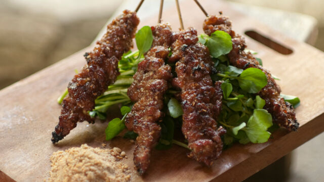 Ražnjići od "Hmong" crne svinje sa susamom i solju