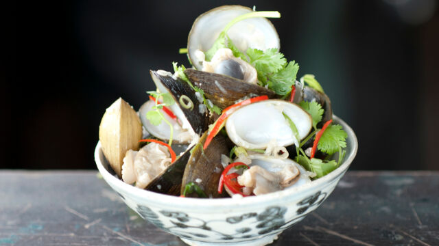 Male školjke sa čilijem i azijskim bosiljkom