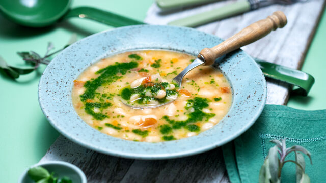 Pasulj sa suvim paradajzom i uljem sa začinskim biljem