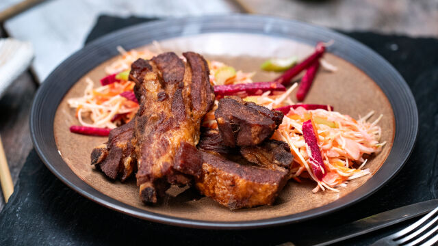 Rebarca pečena u tiganju sa salatom od kupusa