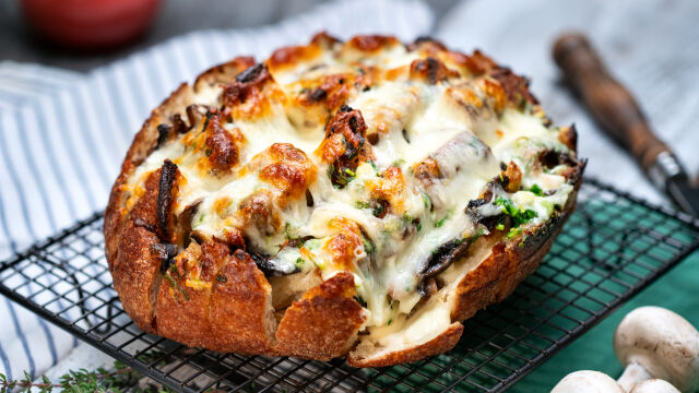 Hleb sa pečurkama i sirom