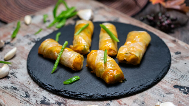 Rolat sa piletinom i korama od pirinča