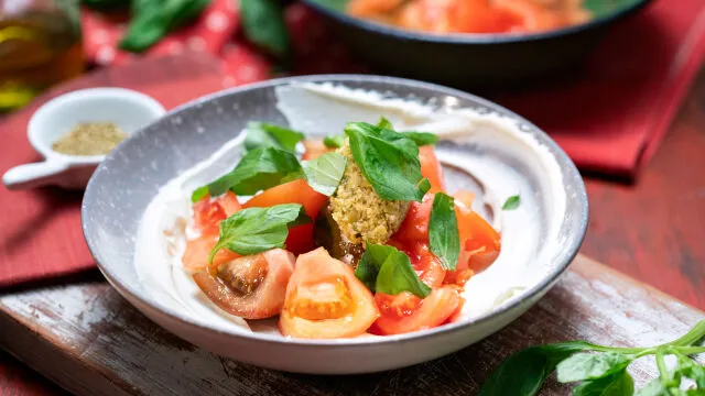 Paradajz-salata s domaćim krem sirom i tapenadom od maslina