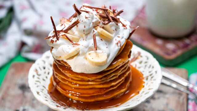 Američke palačinke s prelivom od karamele