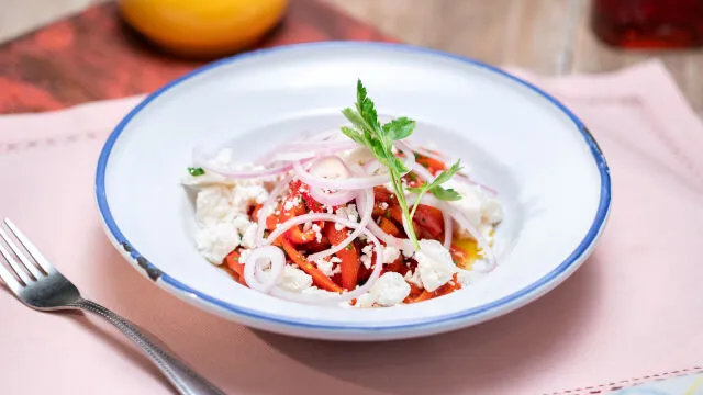 Salata od pečene paprike i kozjeg sira