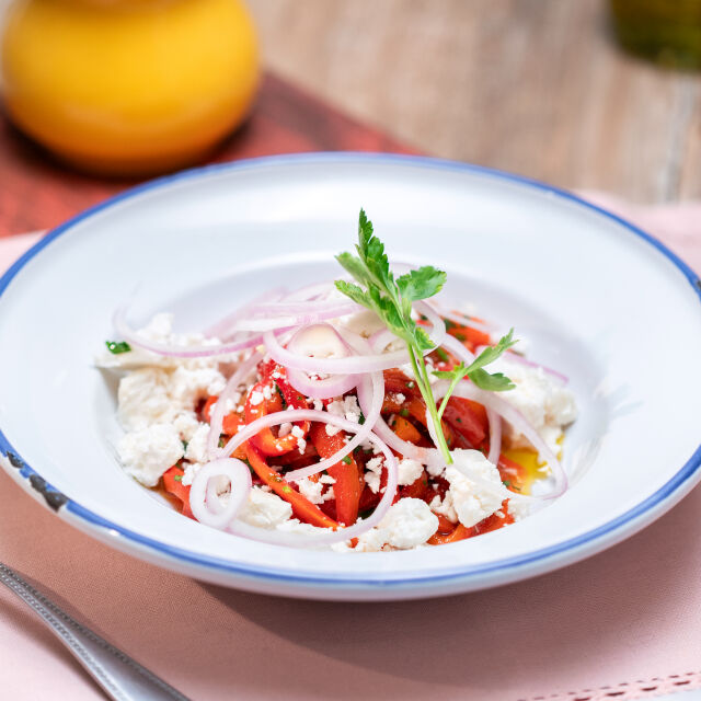 Salata od pečene paprike i kozjeg sira