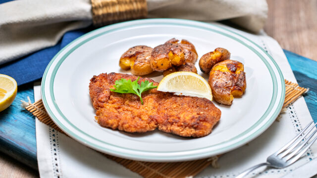 Pileća šnicla sa pečenim krompirom