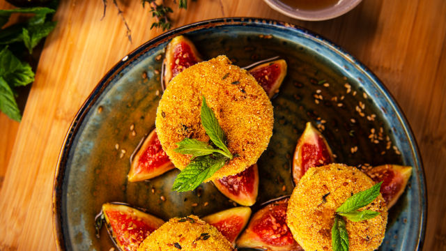 Hrskavi zalogaji od sira sa smokvama i susamom