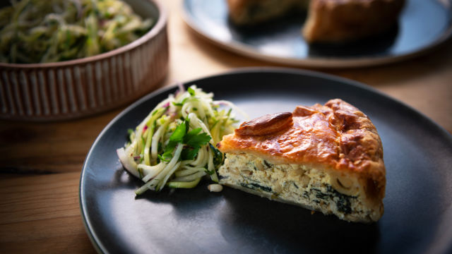 Maltežanska pita od rikote sa spanaćem, pinjolama i rendanom kelerabom