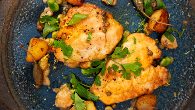 Skalopini sa piletinom, bobom, artičokama, limunom i kaprom