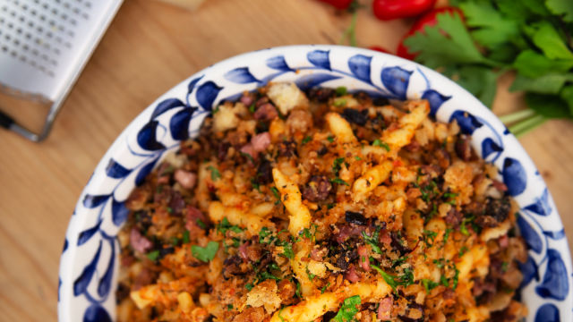 Testenina "Alla trapenese" sa prezlama i crnim maslinama