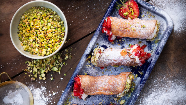 Kanoli sa svežim jagodama, belom čokoladom i pistaćijem