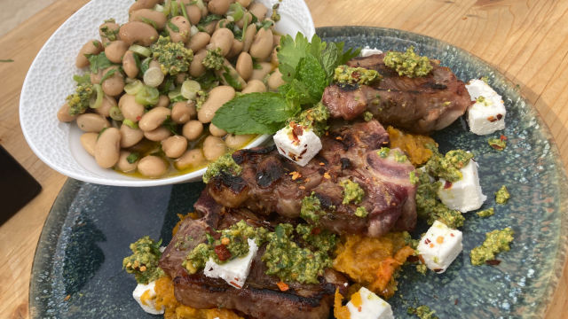Jagnjetina sa pistaćima, fetom, pireom od pečene bundeve i salatom od maltežanskog, belog pasulja