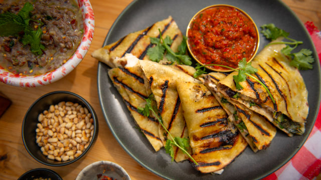 Tikvice sa zatarom, i kasedilje sa salsom od suvog paradajza