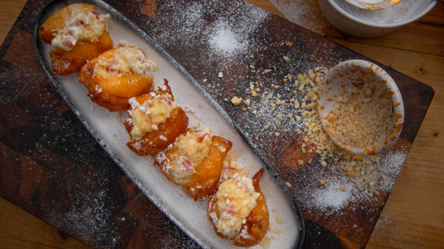 Zepole (slične fritulama) sa rikotom, kandiranim narandžama i bademima