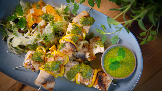 Pečeni ražnjići od ribe, sa salsom od limuna i salatom od komorača i narandže