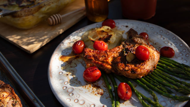 Svinjetina s timijanom i belim lukom pečena u tiganju, paradajz i malteški pečeni krompir