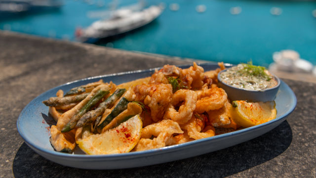 Plata od morskih plodova sa ljutkastim tartar sosom