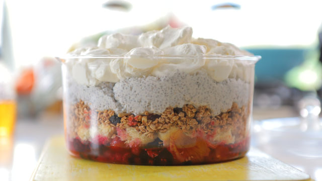 Trajfl od čia semenki, jogurta i granole