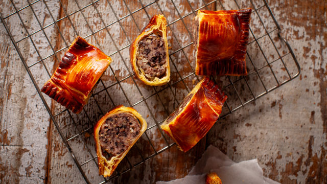 Rolat sa svinjskom kobasicom