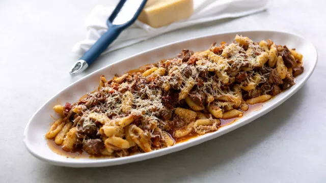 Domaći kavateli sa sporo kuvanim svinjskim raguom