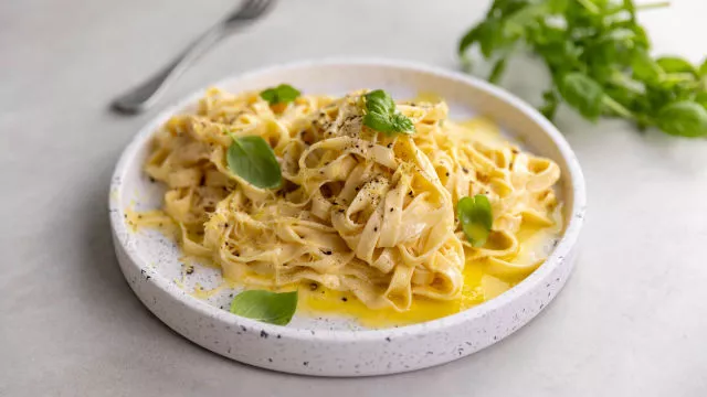 Domaće taljatele sa sosom od limuna