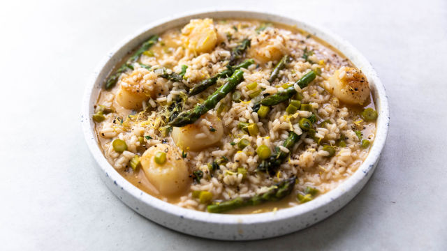 Rižoto od špargli i školjki kapica