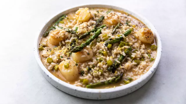 Rižoto od špargli i školjki kapica