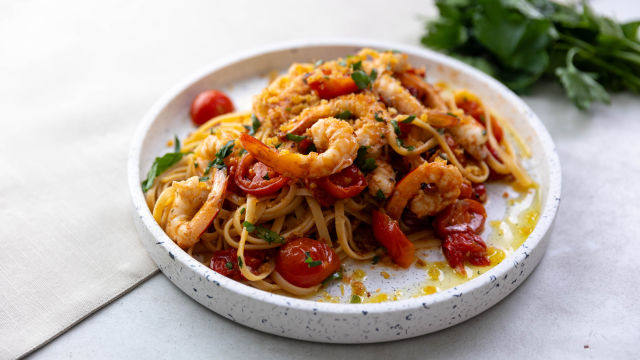 Lingvine sa pečenim paradajzom, škampima, čilijem i pangratato s limunom