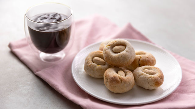 Topla čokolada sa italijanskim espresom i keksići s bademom