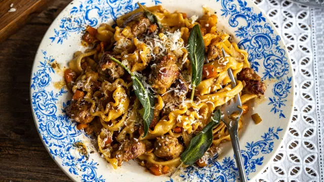 Beli ragu sa testeninom i hrskavom žalfijom