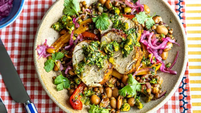 Zapečeni citrus sa svinjetinom i zelenom salsom