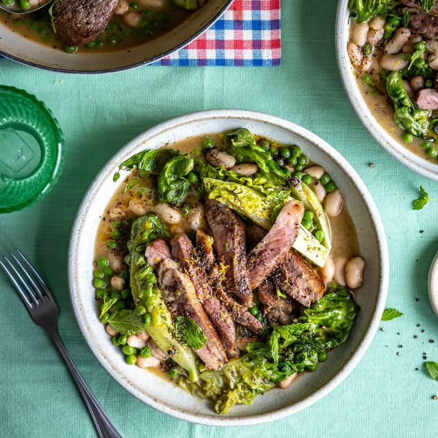 Zapečena jagnjetina s mladom rimskom salatom, nanom i graškom