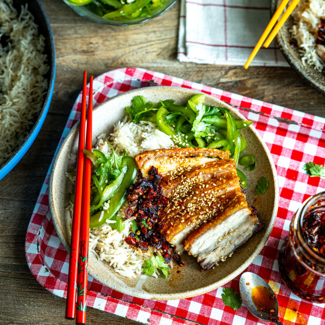 Hrskava potrbušina s ljutkastim pirinčem i kupus-salatom