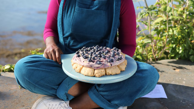 Skoun kolač od borovnica i lavande